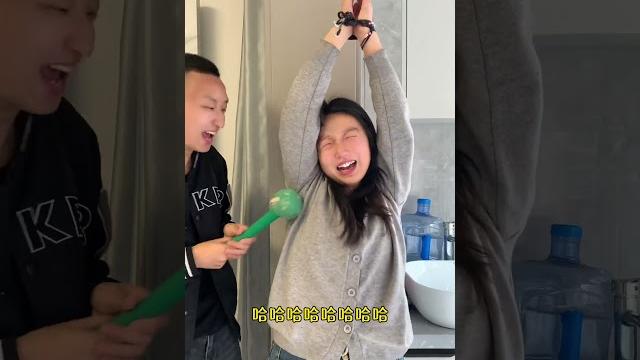绿棒槌挠胳肢窝。 逗你一笑烦恼忘掉 笑到肚子疼 挠痒痒 看一遍笑一遍 看完不笑算我输 绿棒槌挠胳肢窝。 逗你一笑烦恼忘掉 笑到肚子疼 挠痒痒 看一遍笑一遍 看完不笑算我输