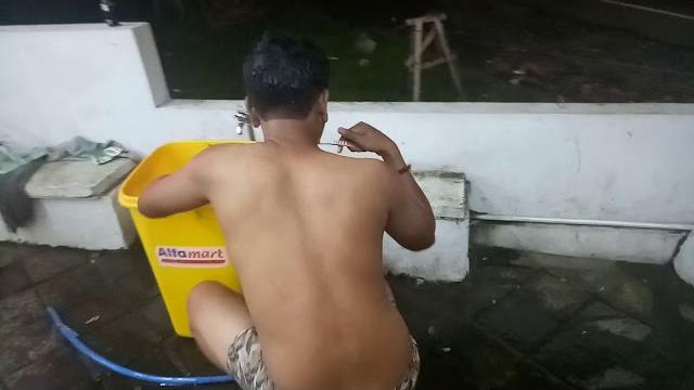 Mandi telanjang di depan umum Mandi telanjang di depan umum