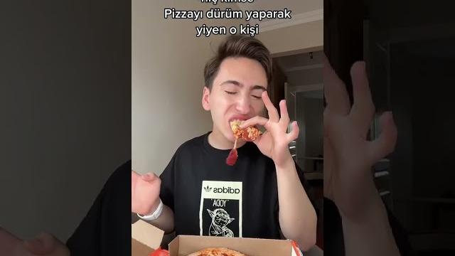 Sınıfta pizza yemek Sınıfta pizza yemek