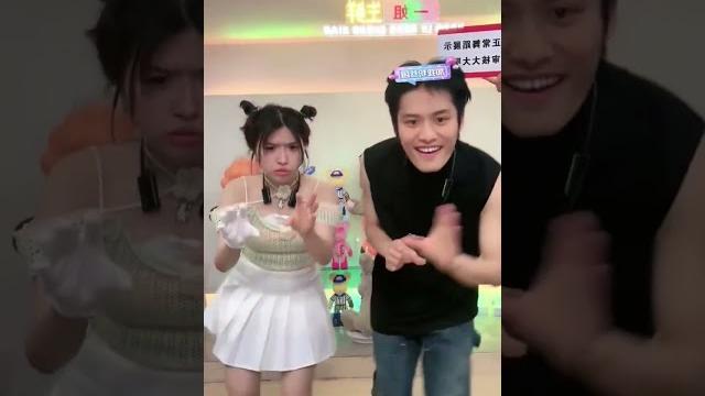 #红绿灯的黄直播名场面#三只羊网络 #红绿灯的黄 师傅教小黄跳扭屁股舞, 全场搞笑 #红绿灯的黄直播名场面#三只羊网络 #红绿灯的黄 师傅教小黄跳扭屁股舞, 全场搞笑