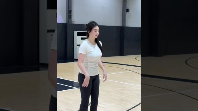 三分线背投!“这球够不够准?”#性感#美女#篮球 三分线背投!“这球够不够准?”#性感#美女#篮球