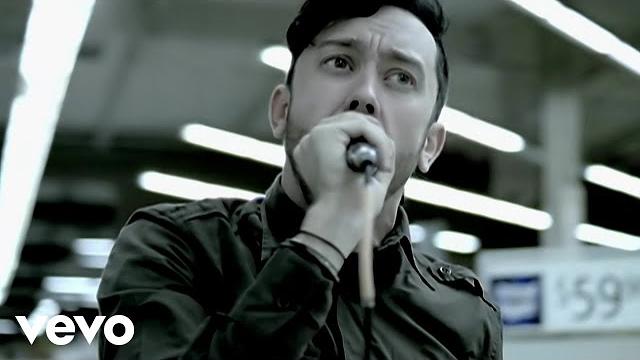 Rise against - prayer of the refugee (official music video) Rise against - prayer of the refugee (official music video)