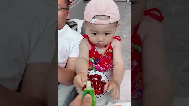 爸爸让儿子伺候自己,没想到妈妈直接拿芥末还击 #cute #baby #funny 爸爸让儿子伺候自己,没想到妈妈直接拿芥末还击 #cute #baby #funny