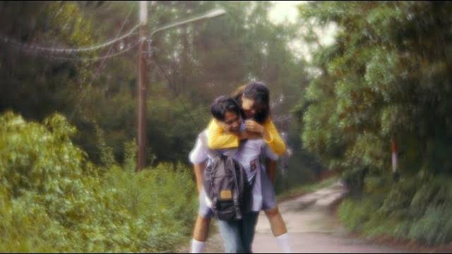 Nadin amizah - di akhir perang (official music video) Nadin amizah - di akhir perang (official music video)