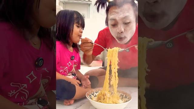 Bego & alana eat noodles ️ Bego & alana eat noodles ️