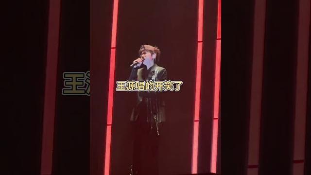 哈哈哈哈突然唱的就笑场了 #王源 #王源客厅狂欢巡演#快手搬运 哈哈哈哈突然唱的就笑场了 #王源 #王源客厅狂欢巡演#快手搬运