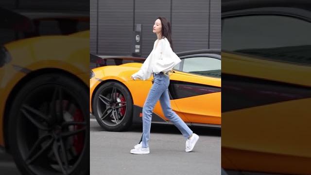 狼叔街拍 开跑车的小姐姐,求捞,就想探讨一下怎么搞钱 #跑车 #每日穿搭 狼叔街拍 开跑车的小姐姐,求捞,就想探讨一下怎么搞钱 #跑车 #每日穿搭