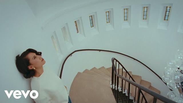 Mark ronson, raye - suzanne (official video) Mark ronson, raye - suzanne (official video)