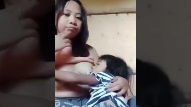 Breastfeeding | ibu muda menyusui balita | mama menyusui Breastfeeding | ibu muda menyusui balita | mama menyusui