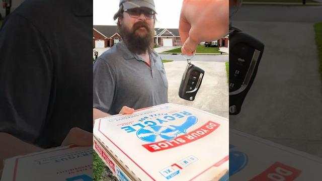 ピザの配達ドライバーに車をプレゼントした ピザの配達ドライバーに車をプレゼントした