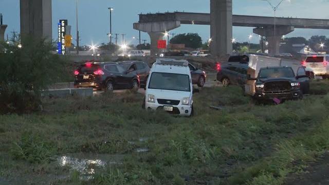 Nonstop news: team coverage of torrential rains that led to 2 people being swept away by floodwaters Nonstop news: team coverage of torrential rains that led to 2 people being swept away by floodwaters