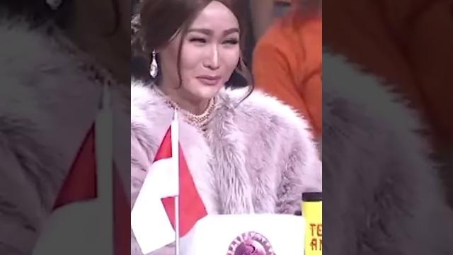 Bunda inul serta penonton tersenyum manis dan bergoyang ketika penyanyi dangdut ini tampil #trending Bunda inul serta penonton tersenyum manis dan bergoyang ketika penyanyi dangdut ini tampil #trending