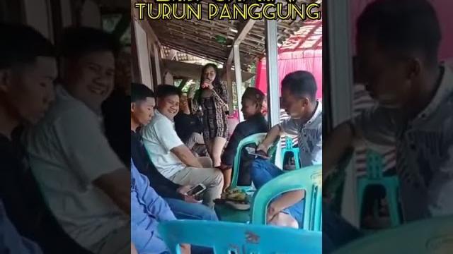 Biduan turun panggung saweran paling bar bar #shorts Biduan turun panggung saweran paling bar bar #shorts