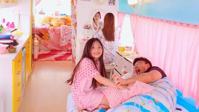 Bug lived in a barbie style mobile house Bug lived in a barbie style mobile house