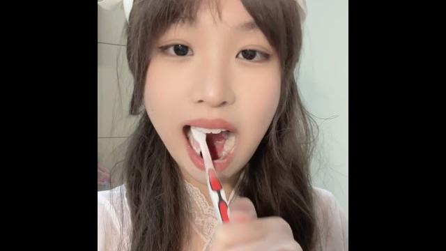 女大学生寝室刷牙口腔牙齿检查更多视频qq507871282 女大学生寝室刷牙口腔牙齿检查更多视频qq507871282