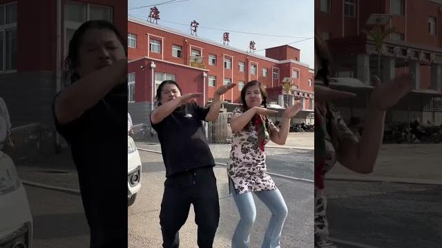 又摇迷糊了#冰嘎冰嘎舞#夫妻日常搞笑 又摇迷糊了#冰嘎冰嘎舞#夫妻日常搞笑