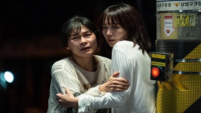 聋哑女孩深夜在家,竟不知变态杀手就在身后!速看韩国悬疑惊悚片《午夜》 聋哑女孩深夜在家,竟不知变态杀手就在身后!速看韩国悬疑惊悚片《午夜》
