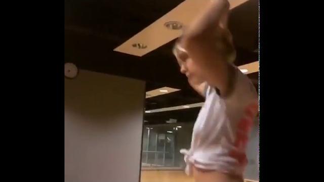 Aleyna tilki sütyensiz twerk Aleyna tilki sütyensiz twerk