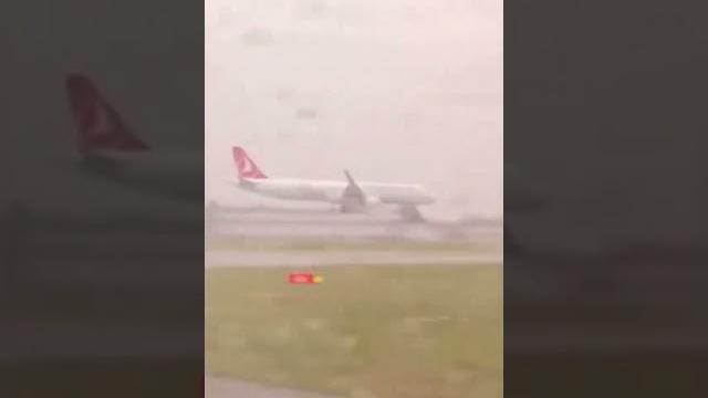 Thy airbus 321'i sert inişin ardından pisti pas geçiyor Thy airbus 321'i sert inişin ardından pisti pas geçiyor