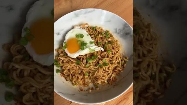 Indomie mi goreng hack garlic chilli oil noodle Indomie mi goreng hack garlic chilli oil noodle