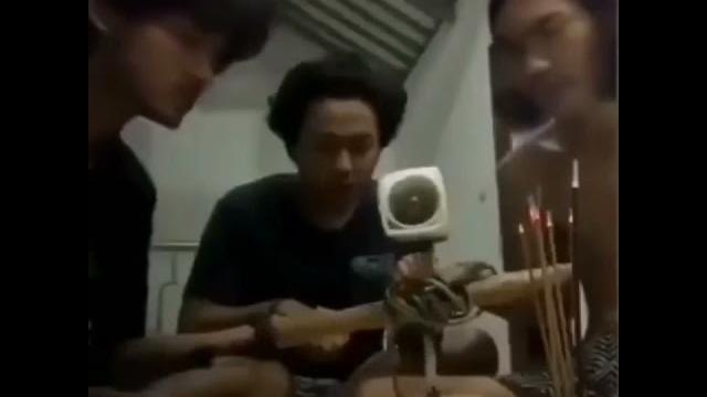 Jalangkung jalangkung posisi mu lagi dimana nih ngelawak njir Jalangkung jalangkung posisi mu lagi dimana nih ngelawak njir