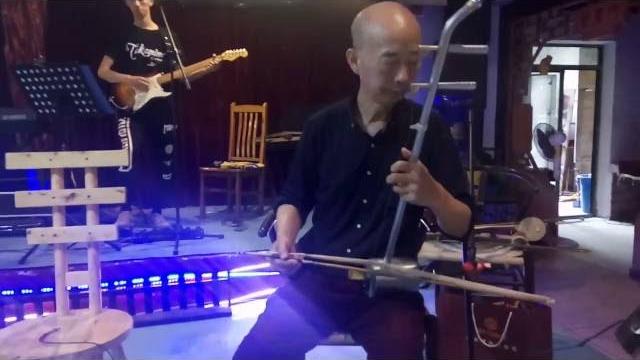Erhu 人造皮合金二胡 卷珠簾 Erhu 人造皮合金二胡 卷珠簾