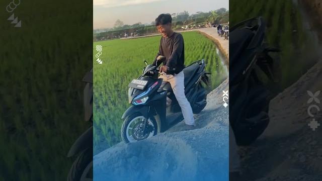 Definisi dikasih cobaan malah dicobain!aksi pemotor lewati jalan sempit, endingnya bikin makin mikir Definisi dikasih cobaan malah dicobain!aksi pemotor lewati jalan sempit, endingnya bikin makin mikir