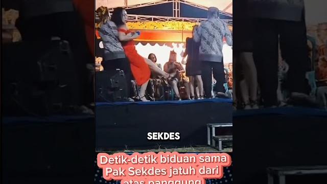 Biduan jatuh di atas panggung #trending #biduan #shorts Biduan jatuh di atas panggung #trending #biduan #shorts