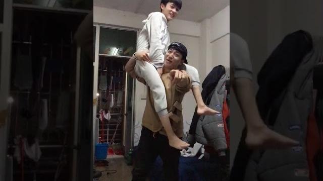 【tik tok】【抖音】好甜啊 小攻把小受舉高高 放下來也是抱著的.flv 【tik tok】【抖音】好甜啊 小攻把小受舉高高 放下來也是抱著的.flv