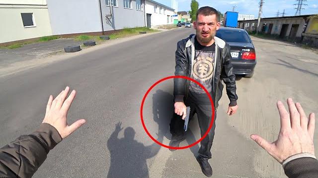 Таксист достал ствол хотел меня завалить. псих набросился на меня с отверткой. меня ограбил таксист Таксист достал ствол хотел меня завалить. псих набросился на меня с отверткой. меня ограбил таксист