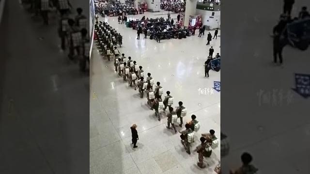 乘客在火车站偶遇兵哥哥有序进站。 乘客在火车站偶遇兵哥哥有序进站。