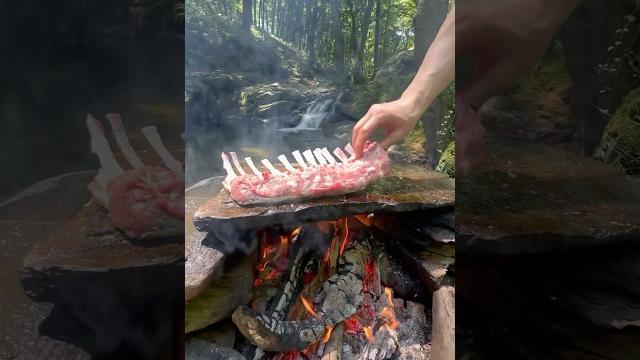 Güveçte lavaş kapamalı kuzu pirzola / cooking lamb chops with lavash wrap in casserole Güveçte lavaş kapamalı kuzu pirzola / cooking lamb chops with lavash wrap in casserole