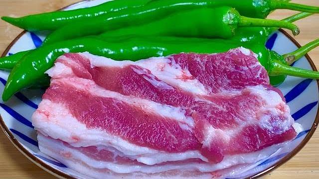 This is the authentic hunan recipe of "fried pork with green peppers". it is tender and appetizing This is the authentic hunan recipe of "fried pork with green peppers". it is tender and appetizing