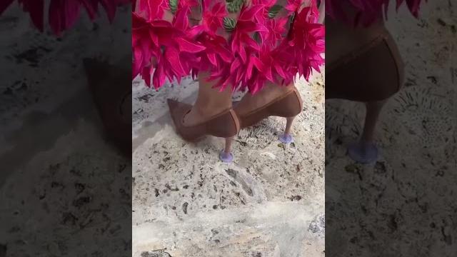 Kır düğününde topuklu ayakkabı giymenin püf noktası! Kır düğününde topuklu ayakkabı giymenin püf noktası!