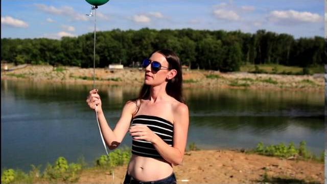Balloon fetish - lakeside helium balloon popping Balloon fetish - lakeside helium balloon popping
