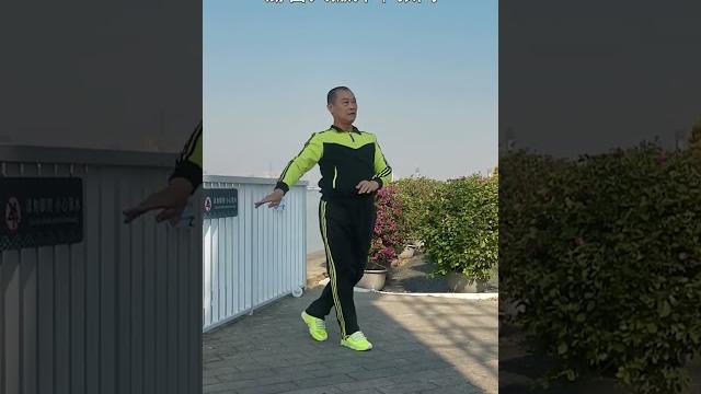 广场舞《乌苏里船歌》,歌声悠扬,好听好看 广场舞《乌苏里船歌》,歌声悠扬,好听好看