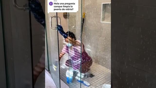 Limpia las puertas de vidrio de la ducha #limpiezadecasas #clean #limpieza #limpio #jabonpotente Limpia las puertas de vidrio de la ducha #limpiezadecasas #clean #limpieza #limpio #jabonpotente