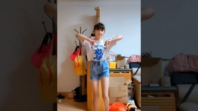 誰還不會蝴蝶步呀#蝴蝶步 #奶茶三姐妹 #翻唱 誰還不會蝴蝶步呀#蝴蝶步 #奶茶三姐妹 #翻唱