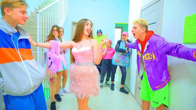 At high school | diana plays with smile's feelings! what has changed at cheerleading school? At high school | diana plays with smile's feelings! what has changed at cheerleading school?