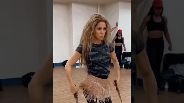 Shakira ensayando con cuchillos Shakira ensayando con cuchillos