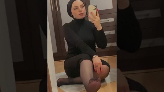 Türbanlı ayağını gösteriyor Türbanlı ayağını gösteriyor