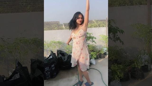 Udah gede masih suka main air mancur Udah gede masih suka main air mancur