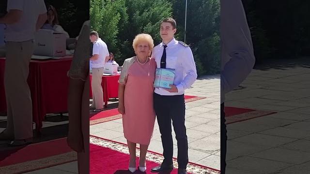 Он закончил колледж, а я перешла в 9 класс Он закончил колледж, а я перешла в 9 класс