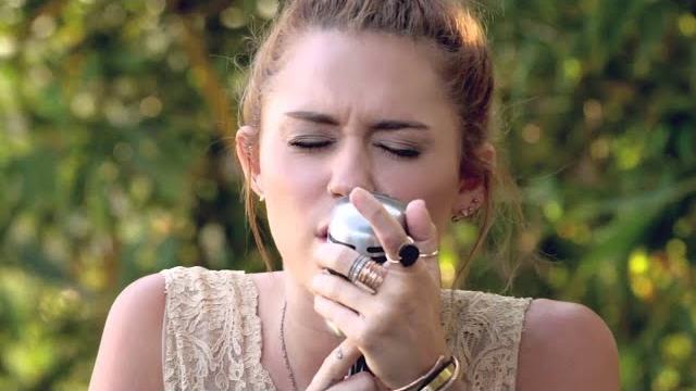 Miley cyrus - the backyard sessions - "jolene" Miley cyrus - the backyard sessions - "jolene"