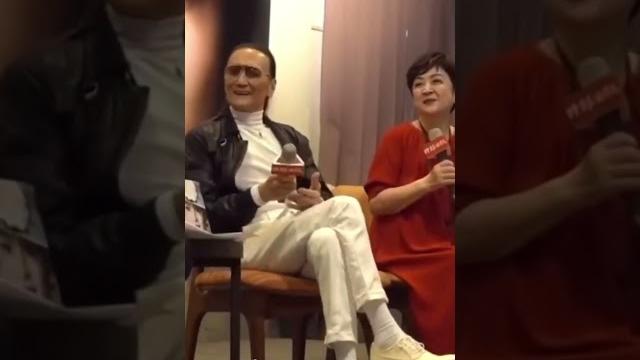 #谢贤 参加前妻甄珍售书现场,两人因误会离婚,如今74岁的甄珍深情表白85岁的谢贤,看着很是感动 #谢贤 参加前妻甄珍售书现场,两人因误会离婚,如今74岁的甄珍深情表白85岁的谢贤,看着很是感动