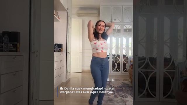 Iis dahlia cuek, aksi joget indianya viral Iis dahlia cuek, aksi joget indianya viral