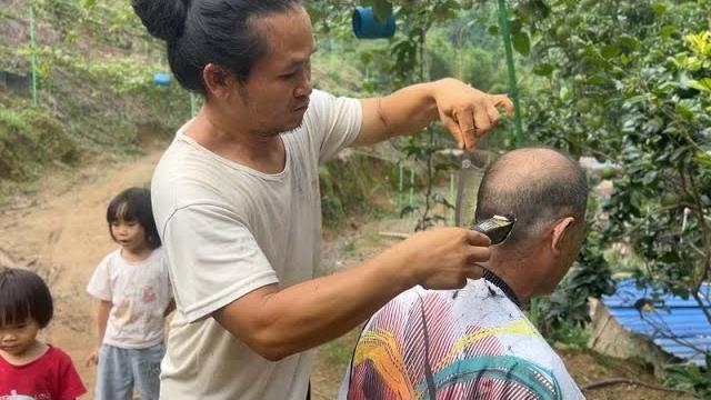 隔壁邻居找爸爸帮他剪头发 隔壁邻居找爸爸帮他剪头发