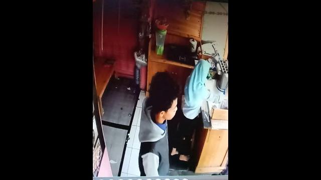 Maling hp gagal karna di grepe si kerudung biru Maling hp gagal karna di grepe si kerudung biru