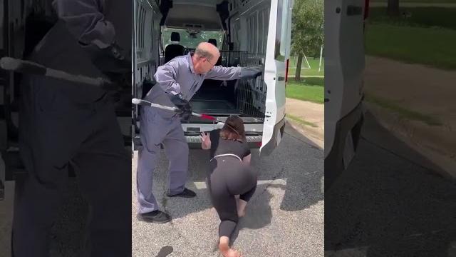 فتاه امريكي تحول نفسه على كلب فتاه امريكي تحول نفسه على كلب