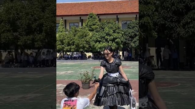 Penontonnya juga ikutan salting #fashionshow #sekolahku #masasekolah #source.@h0lavn) Penontonnya juga ikutan salting #fashionshow #sekolahku #masasekolah #source.@h0lavn)
